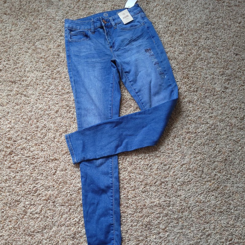 NWT Sz 5 SO low rise stretch jegging